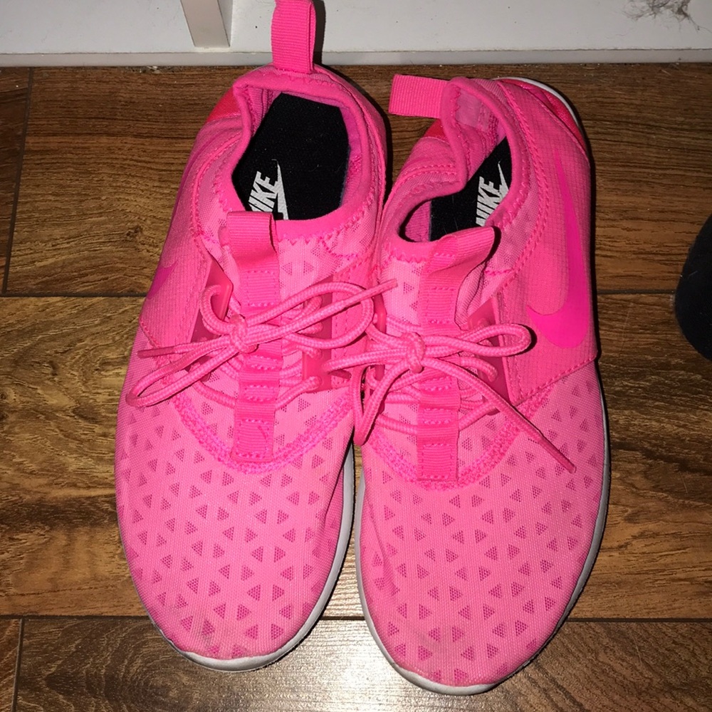 Women’s hot pink nike tennis shoes